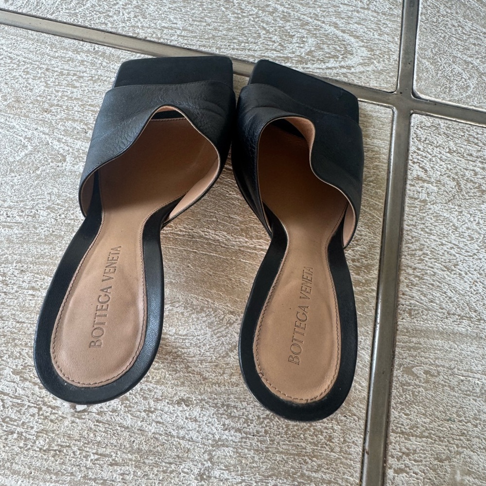Bottega Veneta Black Leather Slides - Picture 4 of 4